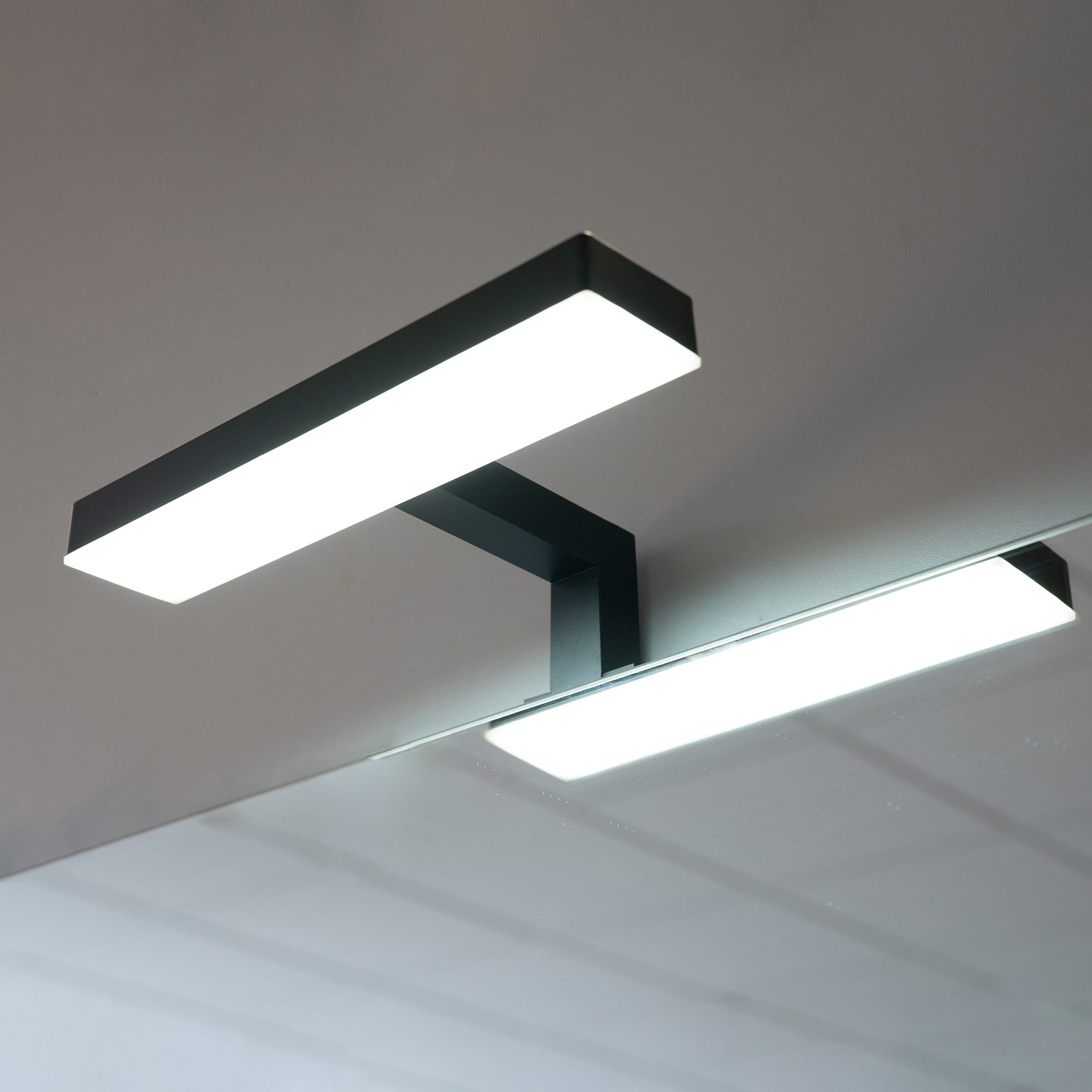 LED apgaismes lampa spogulim, matēti melna